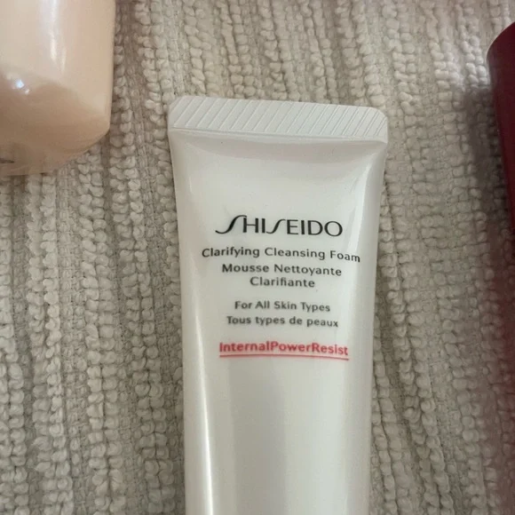 Shiseido 5 piece Red Beauty products set - Picture 4 of 7